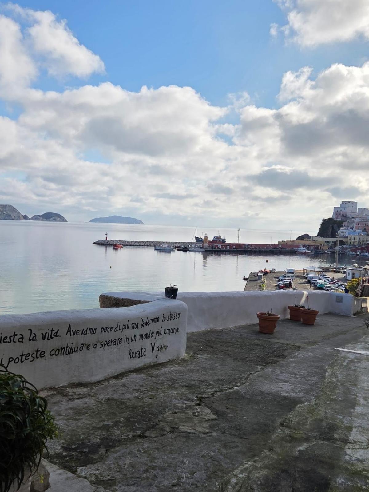 Agenzia Aprea Appartamenti Ponza Kültér fotó